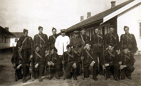 Sykebærertroppen før marsjen. Militærtjeneste ca. 1938. Arne Sæter nederst til høyre.