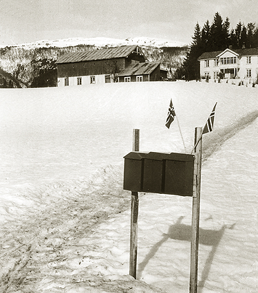 Borghild og Olav Foseide flagger p&aring; Brubakken, Rindal. Fotografert i 1965.