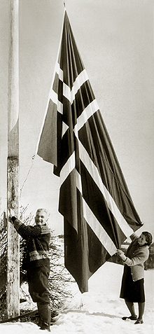 Gudrun og P. J. Romundstad markerer dagen p&aring; Nestu R&oslash;en, Bukta. Rindal, 1965.