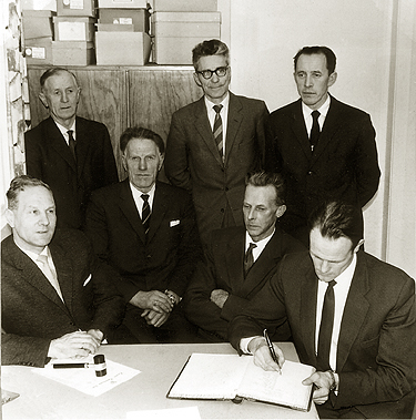 Formannskapet (?) i Rindal, 1965. Foran: Ordf&oslash;rer Arne S&aelig;ter,Nils Aune, Mikal L. Haugen og Torbj&oslash;rn Bj&oslash;rn&aring;s.  Bak: Sverke P. Skj&oslash;lsvold, Per Lj&oslash;kjell og og Johan S. L&oslash;seth.
