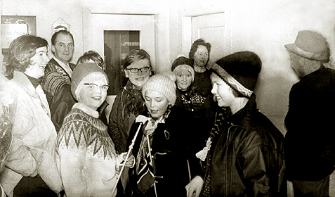 Folksomt p&aring; L&oslash;seths kaf&eacute; i Rindal sentrum. Fra venstre: Berit Stene, kaf&eacute;eier Ola K. L&oslash;seth, Eva Solvik, Oddbj&oslash;rg (?) Lj&oslash;kjell, Aud Lj&oslash;kjell, G&oslash;ril L&oslash;seth, Gunvor L&oslash;seth, Eldbj&oslash;rg Marit S&aelig;ter og xxxxx. Rindal, 1965.