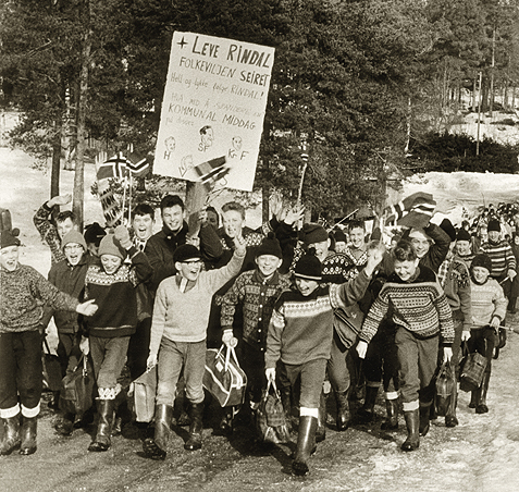Fra venstre: Knut B&oslash;rseth (?), John L&oslash;set (Brandbu)?, Asbj&oslash;rn B&oslash;rset, Svein Stene, Odd Jostein S&aelig;ter, Kai L&oslash;faldli, Magne Olav Romundstad, Lars L&oslash;faldli (Teigen), Erik Halvorsen, Edgar Kattem (?), Einar Lilleg&aring;rd, Inge Haugen (Steinan) og Jon Gisle B&oslash;rset. Rindal, 1965.