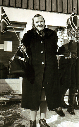 L&aelig;rerinne Marit Sagberg er med for fullt. Rindal, 1965.