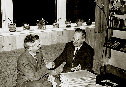 Per Lj&oslash;kjell og Arne S&aelig;ter med saksdokumentene gratulerer hverandre med velgjort jobb. Fotografert hjemme hos Lj&oslash;kjell, fotografert i 1965.