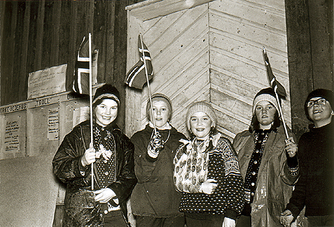 Eldbj&oslash;rg Marit S&aelig;ter, Turid Bakken, Aud Lj&oslash;kjell, G&oslash;ril Bakken og Kai L&oslash;faldli p&aring; samvirkerampa i Rindal, 1965.