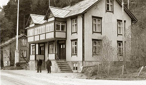 Ingebrigt Aasb&oslash; (t.v.) og broren Anders ca.1954 foran den store tomannsboligen de fikk bygd i Kattagrenda p&aring; Surnadals&oslash;ra.