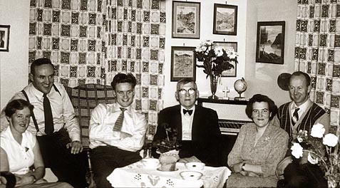 Luicie og John Marius Aasb&oslash;, Magnar Aasb&oslash;, Ingebrigt Aasb&oslash;, Jorunn og Ove L&oslash;seth. Fotografert i Ingebrigt Aasb&oslash;s heim i Kattagrenda.
