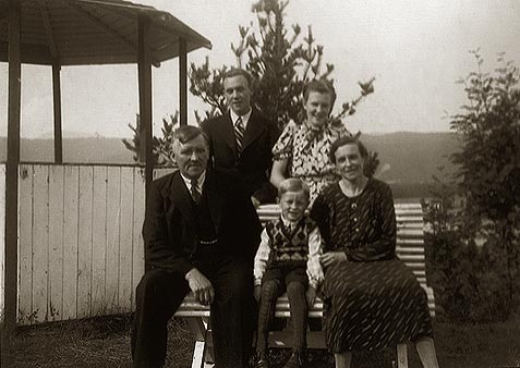 Randi og Ingebrigt Aasb&oslash; med barna John Marius, Jorunn og Magnar i 1939.