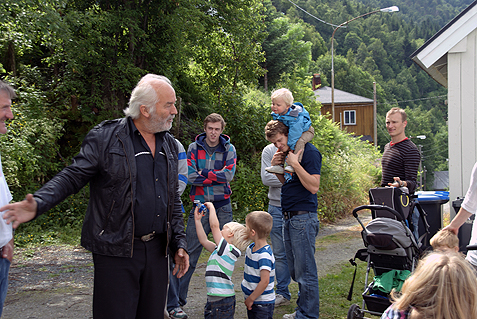 Jon Riiser med flere ved Surna Bedehus i 2011