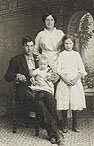 Fire av Maret og John L. S&aelig;thers barn: Lars, Arne (f. 1913) p&aring; fanget, Randi og Margrete