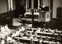 Sokneprest Arne S&aelig;ter p&aring; prekestolen i Rindal kirke, 1966.
