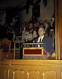 Stortingsrepresentant Arne S&aelig;ter p&aring; Stortingets talerstol ca. 1970.