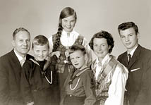 Prestefamilien S&aelig;ter i Rindal, ca. 1960. Fra venstre: Arne, Jon Arne, Eldbj&oslash;rg Marit, Bjarte, Johanne og Odd Jostein.