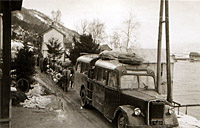 Jon L. Sæters båre kjøres fra Surnadalsøra til Ranes Kyrkje, 1942
