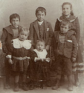 Noen av barna til Maret og John Sæther, Surna